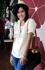 Ardina Rasti Kembali Ceria