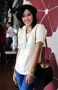 Senyuman ceria Rasti.