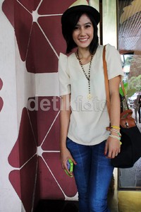 Ardina Rasti tampil casual dengan blouse krem dan celana jeans.