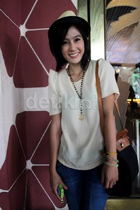 Topi, kalung, dan gelang pun melengkapi gaya Rasti.