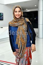 Ayu Azhari Tersenyum