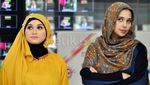 Ayu Azhari Tersenyum