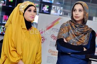 Ayu dalam balutan kerudung coklat-biru dan sweatshirt berwarna hitam-biru. Noel/detikHOT.