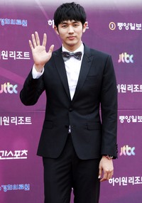 Seulong '2AM' tersenyum di depan kamera. Reuters/TenAsia/Lee Jin Hyuk.