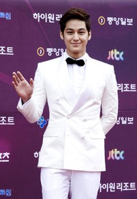 Kimbum tampil serba putih. Reuters/TenAsia/Lee Jin Hyuk.