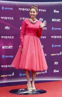UEE tampak manis dengan dress pink-nya. Reuters/TenAsia/Lee Jin Hyuk.