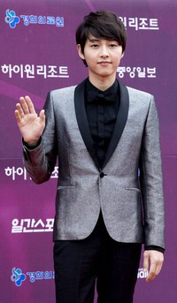 Song Joong Ki bersinar lewat jas silvernya. Reuters/TenAsia/Lee Jin Hyuk.