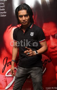 Ia tampil denga polo shirt hitam. Gusmun/detikFoto.