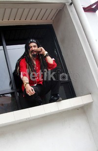 Limbad tampil mengenakan kemeja merah. Gusmun/detikFoto.