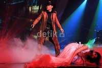 Wanita yang digendong Deddy berubah menjadi zombie.