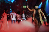 Deddy beraksi dengan pistol di tangannya.