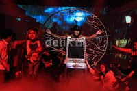 Deddy terperangkap di tengah para zombie.