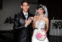Pasangan Andrea Dian dan Ganindra Bimo resmi menikah di Gereja Santo Fransiskus Asisi, Tebet, Jakarta Selatan. Sabtu (11/5/2013). (dok. detikHOT)