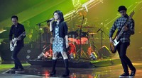 Kikan tampil mengenakan dress silver yang dipadukan dengan blazer dan boots hitam. Noel/detikHOT.