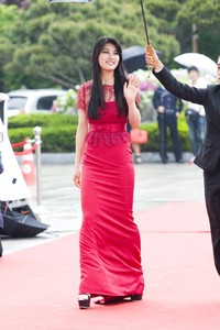 Suzy melambaikan tangannya. Reuters/TenAsia/Lee Jin Hyuk.