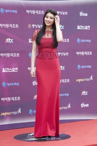 Senyuman manisnya membuat Suzy terlihat semakin cantik. Reuters/TenAsia/Lee Jin Hyuk.