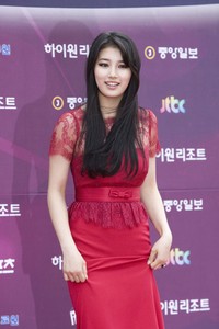 Suzy tampil cantik dibalut gaun pink dengan aksen lace. Reuters/TenAsia/Lee Jin Hyuk.