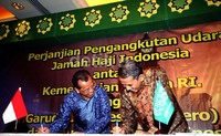 Dirut Garuda Indonesia Emirsyah Satar (kiri) menandatangani MoU dengan Direktur Jenderal Pelaksanaan Haji Kementerian Agama Republik Indonesia Anggito Abimanyu (kanan) di Jakarta, Senin (13/5/2013).