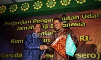 Dirut Garuda Indonesia Emirsyah Satar (kiri) berjabat tangan dengan Direktur Jenderal Pelaksanaan Haji Kementerian Agama Republik Indonesia Anggito Abimanyu (kanan). Tahun ini Garuda mengoperasikan 14 pesawat untuk menerbangkan calon jamaah haji dan umroh. 14 pesawat tersebut terdiri dari 10 pesawat A330-300, 3 pesawat B-747, dan 1 pesawat B-777.