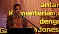 Direktur Jenderal Pelaksanaan Haji Kementerian Agama Republik Indonesia Anggito Abimanyu memberikan sambutan. Panandatangan itu bukan hanya dengan pihak Garuda Indonesia melainkan dengan Saudi Arabia Airlines.