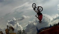 Salah satu rider BMX Dirt Jump  dengan trik lompatan terbalik. (Tjandra Moh Amin)     