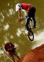 Adu Tangkas Dirt Jump dan Dual Slalom