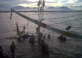 7 Kapal Ikan Nelayan Muncar Hancur Diterjang Ombak