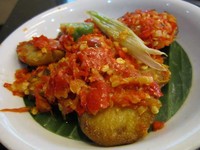 Sajian sambal jengkol (Rp. 13.000) yang tampil merah oranye menor. Saat dicicip jengkol berukuran tebal ini teksturnya sangat empuk menyerupai tempe.