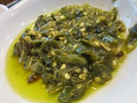 Sambal cabai hijau yang ditumbuk kasar, pedas asam menjadi teman yang pas buat ikan mungil ini.