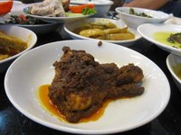 Rendang ayam (Rp. 16.000). Hampir seluruh bagian daging ayam bagian paha ini dtertutup oleh bumbu rendang yang kecokelatan dengan sedikit jejak minyak.