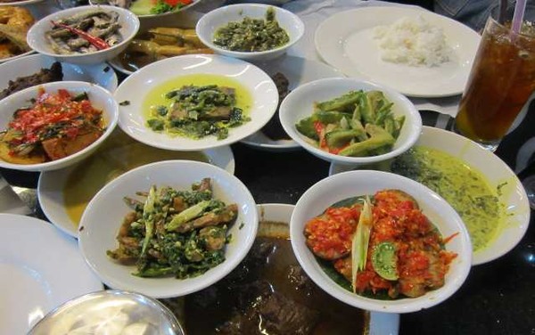 Lamaknyo Rendang Ayam dan Sambal Jengkol
