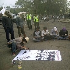 Muak dengan Berita di Televisi, Seniman Bandung Gelar Aksi