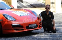 Saat ditemui detikOto dalam acara Perayaan 50 tahun Porsche 911 di Bali akhir pekan lalu, Ajik menuturkan kalau dirinya mengoleksi mobil sport seperti Ferrari 458 Spyder, Audi R8 V8, Lamborghini Aventador Roadster dan yang terakhir Porsche Boxster.