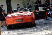 Apa yang membuat Porsche Boxster begitu mengena di mata Ajik? Tidak lain warnanya. Porsche Boxster dilaburi warna oranye. Dan saat ditelusuri, Porsche Boxster ini satu-satunya di dunia dengan warna oranye.