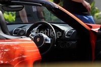 Tak hanya warna 'special order', modifikasi pelek, ban, bahan karbon di interior tepatnya di panel AC hingga kursi elektrik dia padukan pada mobil kesayangannya. Walhasil Porsche Boxster oranye tampil lebih jreng dari standarnya meski mesin masih bawaan pabrik.