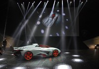 Kokpit mobil yang terbuat dari serat karbon dan aluminium itu sangat canggih, didesain untuk memeluk tubuh pengendara dengan sempurna. Inspirasinya dari kokpit helikopter Apache dengan bodi dari jet tempur. (dok Lamborghini)