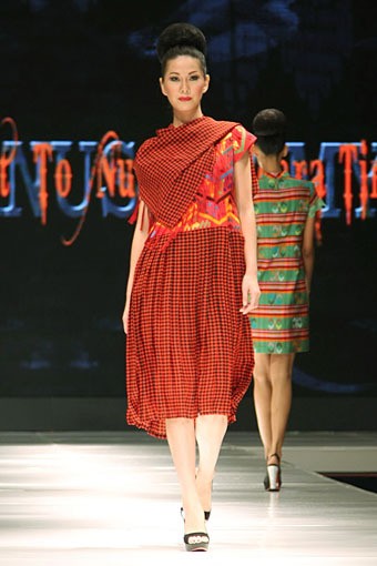 Jakarta, Indonesia - 12 Mei, 2013. Stephanus Hamy Nusa Tenggara Barat to Nusa Tenggara Timur. Jakarta Fashion & Food Festival 2013. at Grand Ballroom Harris Hotel. Kelapa Gading. Jakarta. [Foto: Mohammad Abduh/Wolipop]