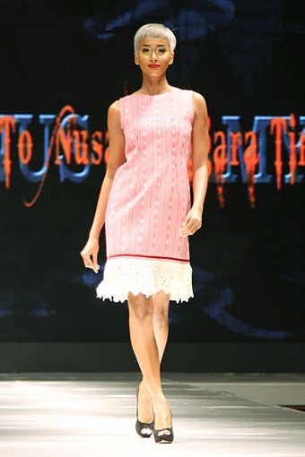 Jakarta, Indonesia - 12 Mei, 2013. Stephanus Hamy Nusa Tenggara Barat to Nusa Tenggara Timur. Jakarta Fashion & Food Festival 2013. at Grand Ballroom Harris Hotel. Kelapa Gading. Jakarta. [Foto: Mohammad Abduh/Wolipop]