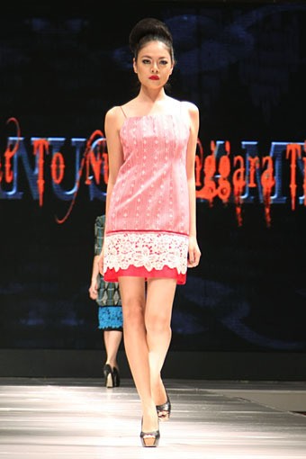 Jakarta, Indonesia - 12 Mei, 2013. Stephanus Hamy Nusa Tenggara Barat to Nusa Tenggara Timur. Jakarta Fashion & Food Festival 2013. at Grand Ballroom Harris Hotel. Kelapa Gading. Jakarta. [Foto: Mohammad Abduh/Wolipop]