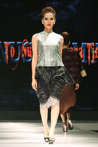 Jakarta, Indonesia - 12 Mei, 2013. Stephanus Hamy Nusa Tenggara Barat to Nusa Tenggara Timur. Jakarta Fashion & Food Festival 2013. at Grand Ballroom Harris Hotel. Kelapa Gading. Jakarta. [Foto: Mohammad Abduh/Wolipop]