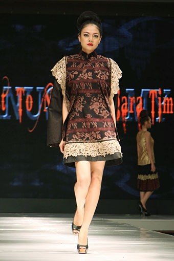 Jakarta, Indonesia - 12 Mei, 2013. Stephanus Hamy Nusa Tenggara Barat to Nusa Tenggara Timur. Jakarta Fashion & Food Festival 2013. at Grand Ballroom Harris Hotel. Kelapa Gading. Jakarta. [Foto: Mohammad Abduh/Wolipop]