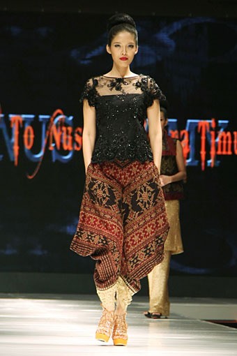 Jakarta, Indonesia - 12 Mei, 2013. Stephanus Hamy Nusa Tenggara Barat to Nusa Tenggara Timur. Jakarta Fashion & Food Festival 2013. at Grand Ballroom Harris Hotel. Kelapa Gading. Jakarta. [Foto: Mohammad Abduh/Wolipop]