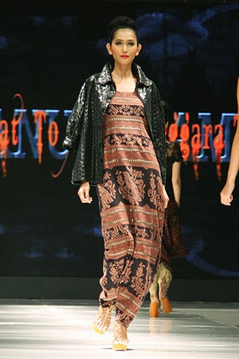 Jakarta, Indonesia - 12 Mei, 2013. Stephanus Hamy Nusa Tenggara Barat to Nusa Tenggara Timur. Jakarta Fashion & Food Festival 2013. at Grand Ballroom Harris Hotel. Kelapa Gading. Jakarta. [Foto: Mohammad Abduh/Wolipop]