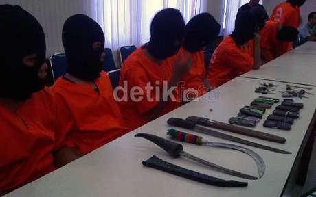 Klewang Paksa Anggota Geng Praktikkan Seks Bebas