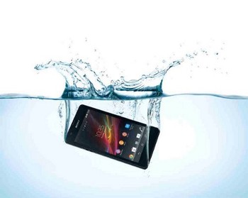     Varian smartphone Xperia Z besutan Sony bertambah, mengusung nama Xperia ZR. Kemampuan Xperia ZR lebih baik dari Xperia Z dalam hal ketahahan terhadap terjangan air. (kredit foto: softpedia)