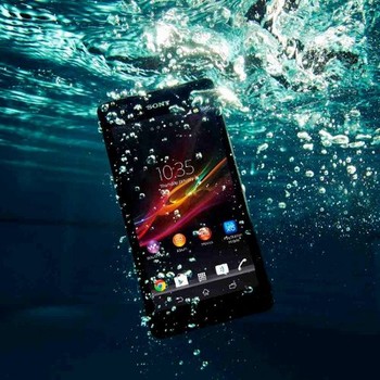     Dalam video komersial diperlihatkan ketahanannya saat diajak penggunanya menyelam dalam sebuah kolam renang. Handset ini memang dibekali sertifikasi IP55 dan IP58. (kredit foto: softpedia)
