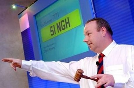 Di Inggris Nopol Cantik Dilelang dan Jadi Investasi