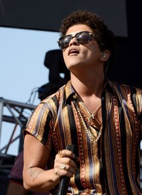 Tampil retro, Bruno Mars dengan single hitsnya 'Locked Out of Heaven', menari-nari di atas panggung. (Reuters)