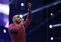 Rapper asal Amerika Serikat, Flo Rida membuat para penonton melompat. (Reuters)