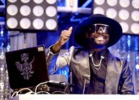 Salah satu personel 'Black Eyed Peas', Will.i.am meremix lagu 'I Gotta Feeling' dan tentu saja mengajak penonton berdansa. (Reuters)